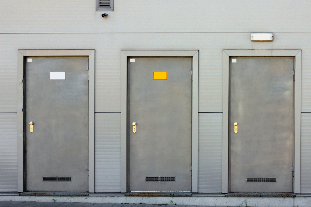 Un série de portes blindées d'un entrepôt à Mantes-la-Jolie installées par Allo Les Serruriers
